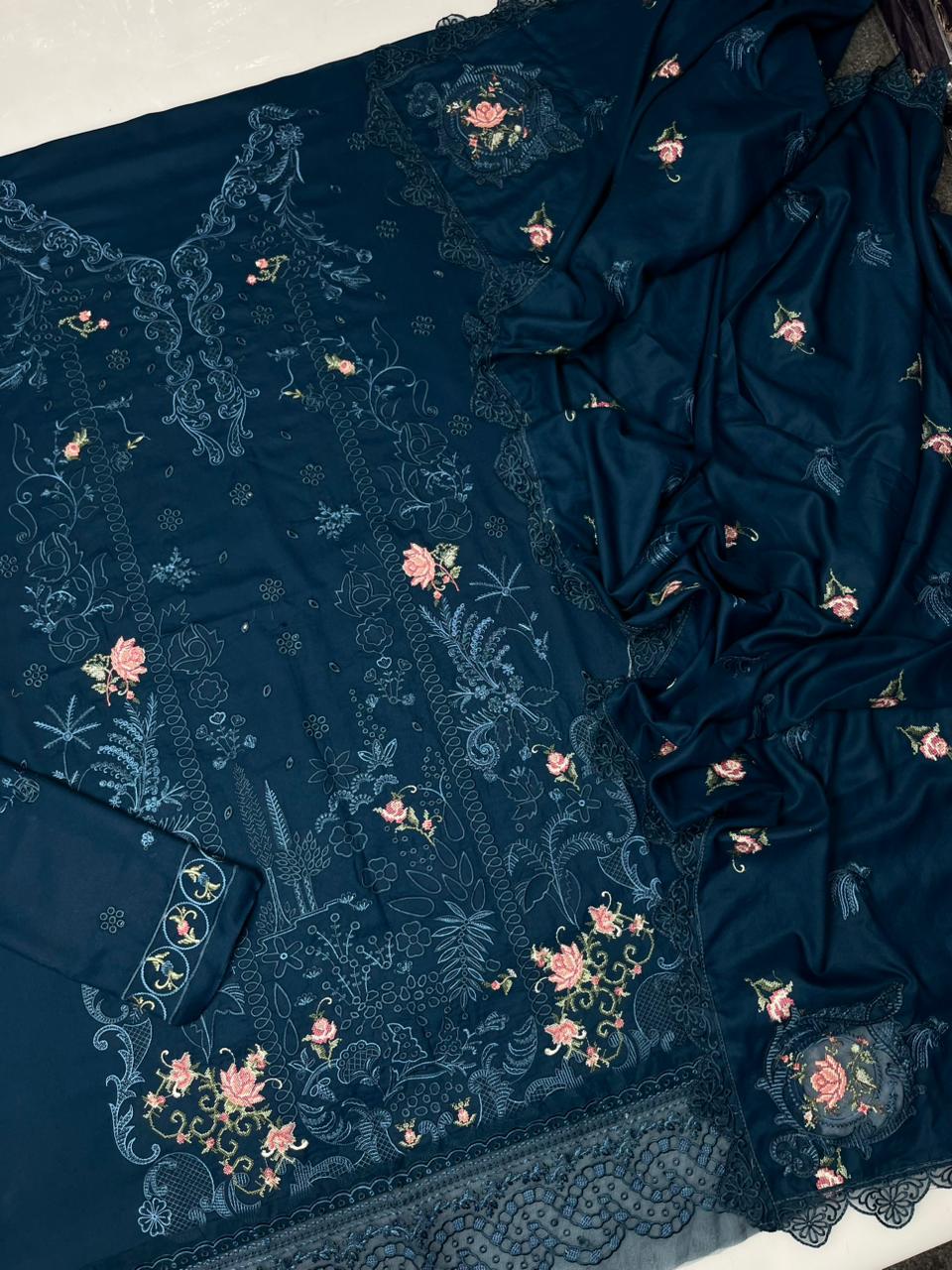 Qalamkar Dhanak K-253 - Fabric close-up view 2